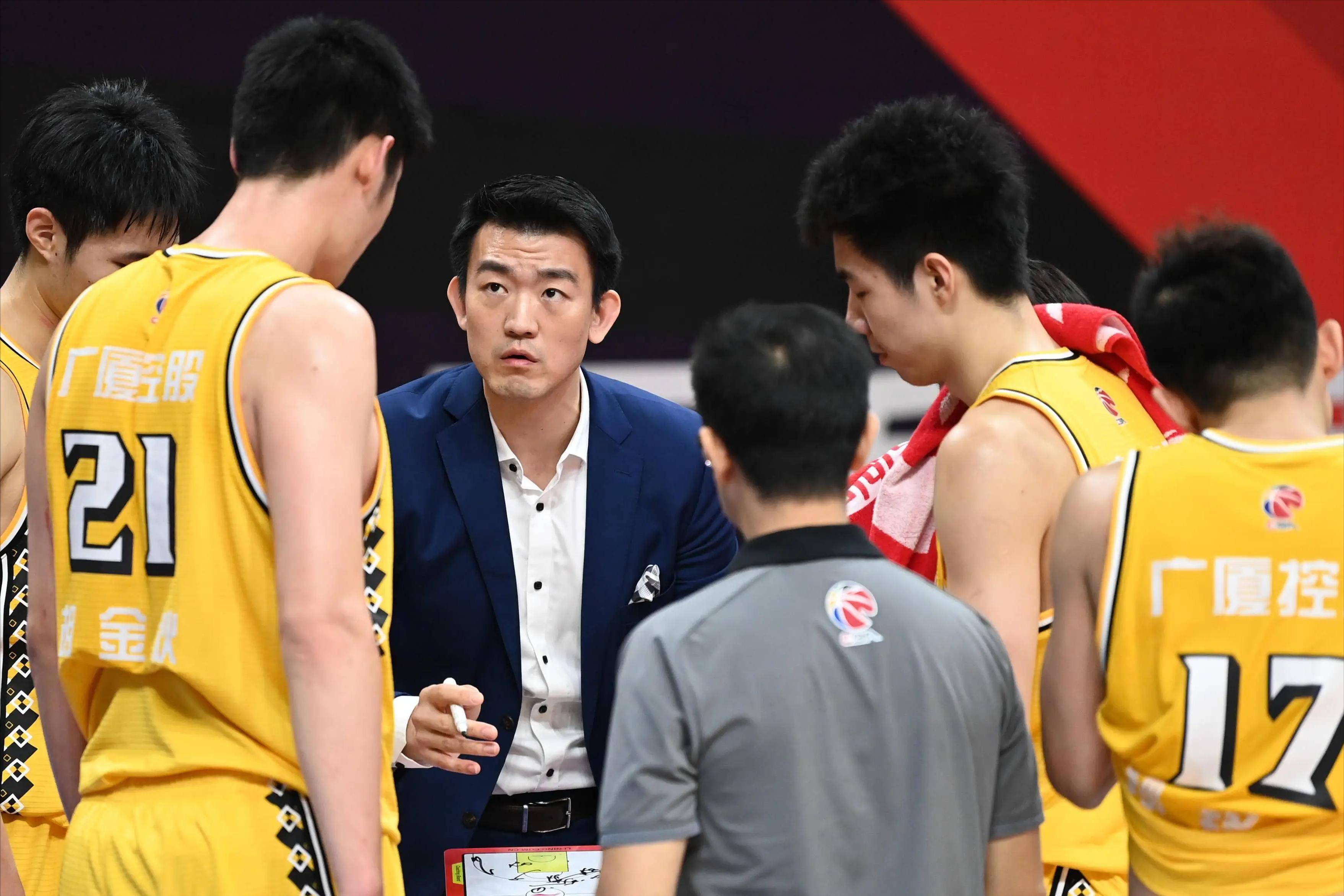亚博在线入口 -广厦男篮训练开放日，加时末段伤情更新引欢呼，CBA季后赛在即，轮换策略成焦点的简单介绍