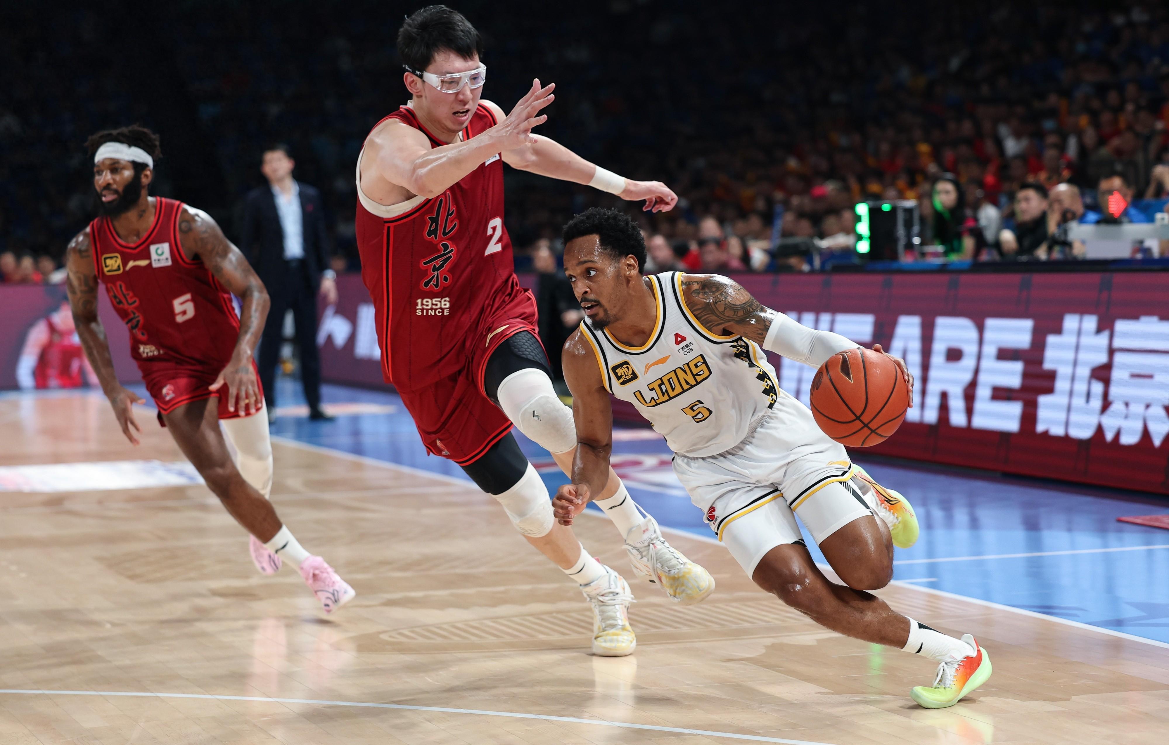 亚博娱乐官网 -浙江队训练开放日，关键时刻扳平良机引欢呼，英超在即，资深球员宣示担当 